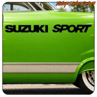 Vista alternativa del texto «SUZUKI SPORT» aplicado en el lateral verde de un coche clásico