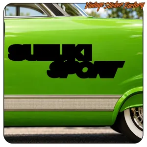 Design « SUZUKI SPORT » appliqué sur le côté d’une voiture verte
