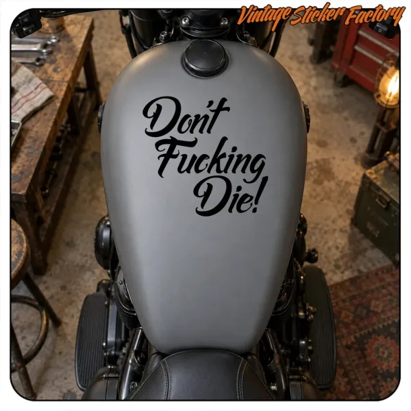 Draufsicht auf ein Custom-Motorrad mit dem „Don’t Fucking Die!“-Design auf dem Tank
