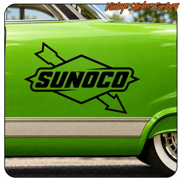 Vista alternativa del diseño SUNOCO negro aplicado en el lateral de un coche verde