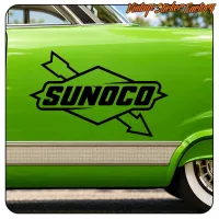 Alternative Ansicht des schwarzen SUNOCO-Designs auf der Seite eines grünen Autos