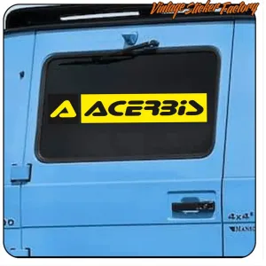 Adhésif ACERBIS appliqué sur une vitre sombre d’un véhicule bleu