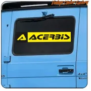 Adhésif ACERBIS appliqué sur une vitre sombre d’un véhicule bleu