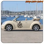 Diseño Volkswagen Apple en negro aplicado en la puerta de un coche descapotable blanco
