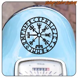Pegatina Vegvisir negra aplicada sobre la carrocería azul de una moto