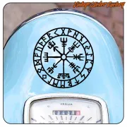 Pegatina Vegvisir negra aplicada sobre la carrocería azul de una moto