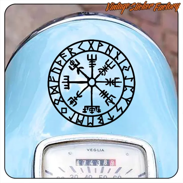 Détail d’un autocollant Vegvisir noir placé sur la carrosserie bleue d’une moto