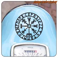 Detail eines schwarzen Vegvisir-Aufklebers auf der blauen Karosserie eines Motorrads