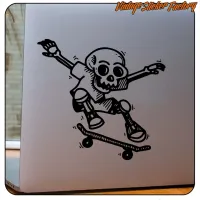 Crâne skateur en gros plan appliqué sur une surface lisse