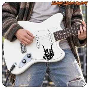 Schwarze Skelett-Hand auf dem weißen Korpus einer E-Gitarre