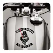 Autocollant Sons of Anakin appliqué sur le réservoir d’une moto