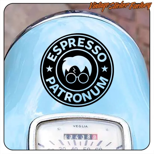 Design « Espresso Patronum » appliqué sur un scooter bleu, au-dessus du compteur