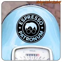 «Espresso Patronum» Design auf einem blauen Scooter über dem Tachometer