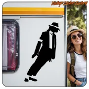 Autocollant de Michael Jackson appliqué sur une caravane à côté d’une femme