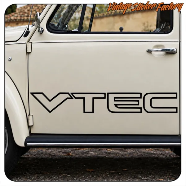 Seitenansicht eines klassischen Fahrzeugs mit VTEC-Design auf der Tür