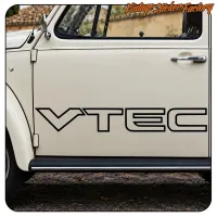Vista lateral de un vehículo clásico con el diseño VTEC aplicado en la puerta