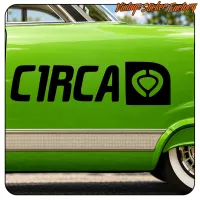 Détail latéral d’un autocollant CIRCA noir sur un véhicule vert