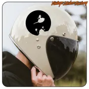 Design circulaire noir et blanc appliqué sur un casque de moto clair