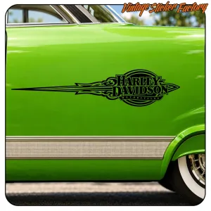 Design Harley Davidson allongé appliqué sur la portière verte d’une voiture classique