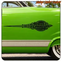 Vue rapprochée du design Harley Davidson allongé sur la carrosserie verte d’une voiture