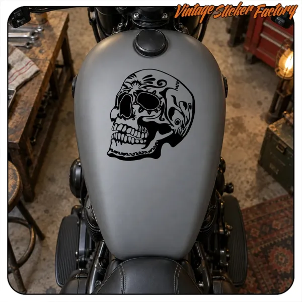 Diseño de calavera aplicado sobre el depósito de una motocicleta