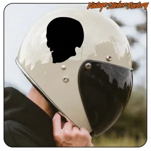 Totenkopfsilhouette auf der Seite eines Helms