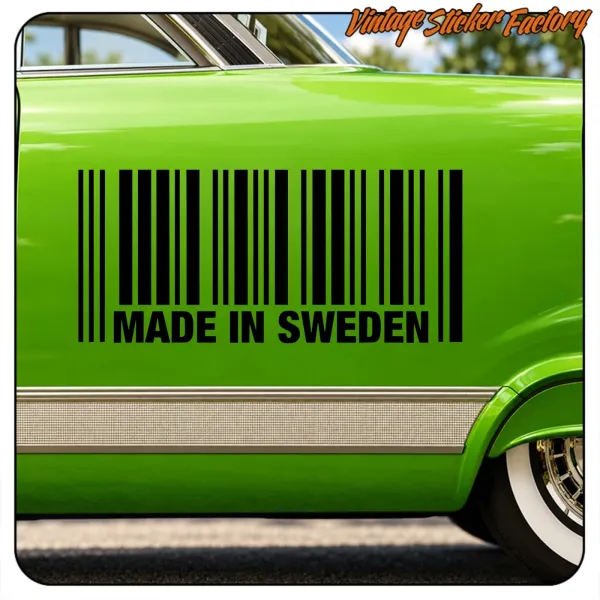Détail de l’autocollant noir «MADE IN SWEDEN» posé sur la carrosserie d’une voiture verte