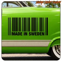 Détail de l’autocollant noir «MADE IN SWEDEN» posé sur la carrosserie d’une voiture verte