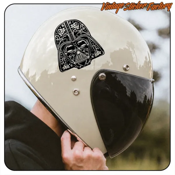 Casco de moto con adhesivo Darth Vader Sugar Skull en el lateral