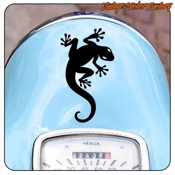 Détail du gecko noir sur l’avant bleu d’une moto