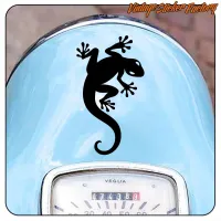 Détail du gecko noir sur l’avant bleu d’une moto
