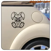 Evil Bunny neben dem Hinterrad eines Fahrzeugs angebracht