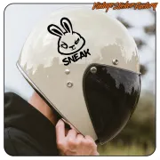 Casco de moto color crema con adhesivo SNEAK y visera oscura