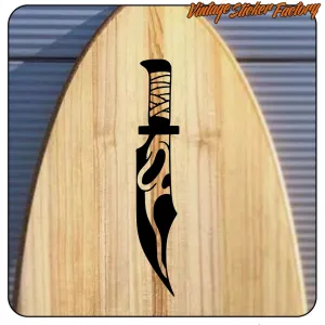 Cuchillo negro aplicado sobre una tabla de madera con forma puntiaguda