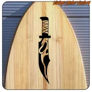 Cuchillo negro aplicado sobre una tabla de madera con forma puntiaguda