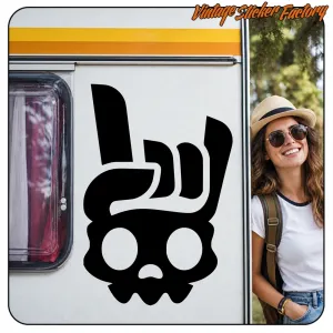Autocollant crâne noir appliqué sur le côté blanc d’une caravane