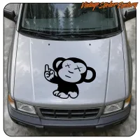Vue avant d’une voiture argentée avec le motif du singe appliqué sur le capot