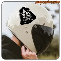 Vue alternative du design de Dark Vador appliqué sur un casque de moto blanc à visière sombre