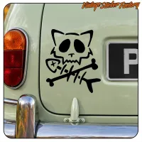 Schwarzer Katzentotenkopf mit gekreuzten Knochen auf dem Heck eines klassischen Fahrzeugs