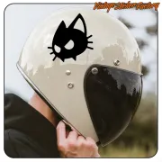 Gato negro aplicado en la parte superior de un casco claro con visor oscuro
