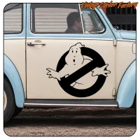 Seitenansicht eines klassischen Fahrzeugs mit Ghostbusters-Aufkleber an der Tür