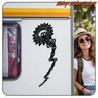 Motif noir appliqué sur le flanc blanc d’une camionnette