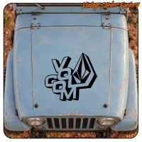 Ansicht des schwarzen VOLCOM-Logos auf der Motorhaube eines klassischen Fahrzeugs