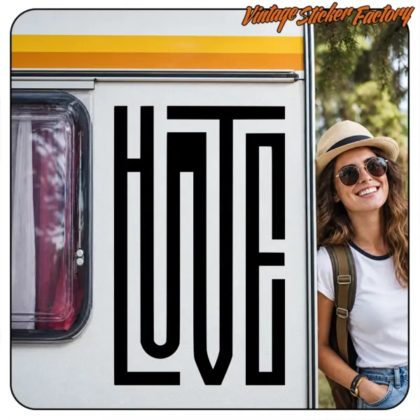 Aplicación del diseño tipográfico HATE LOVE en el lateral de una caravana