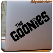Design typographique noir « THE GOONIES » posé en diagonale sur une surface lisse