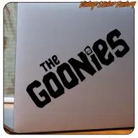 Sticker « THE GOONIES » noir posé en diagonale sur une surface lisse