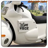 Vue alternative de l’autocollant ONE PIECE placé sur le côté d’un scooter blanc