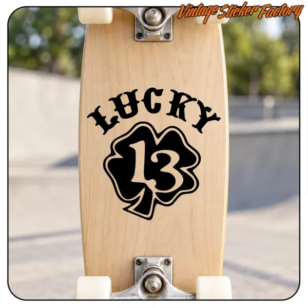 Motif LUCKY 13 appliqué sur le bois d’un skateboard