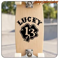 Diseño LUCKY 13 aplicado sobre la madera de un monopatín