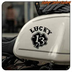 LUCKY 13 Design auf dem Tank eines klassischen Motorrads